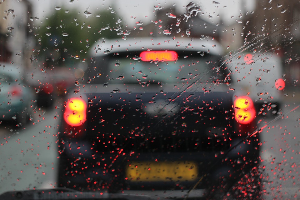 高速上突然下暴雨，开雾灯还是双闪？